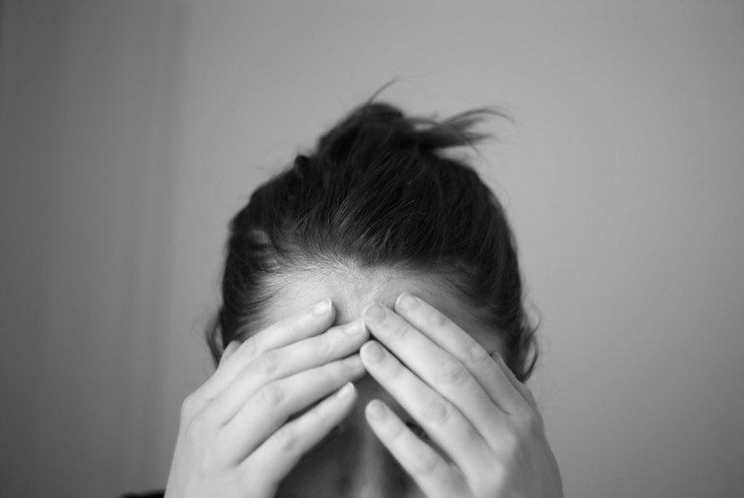 Sakit kepala salah satu penyebab tanda gejala tipes